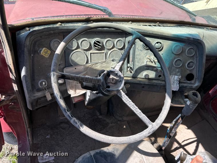 image for item OE9183 1989 Ford L900 dump truck