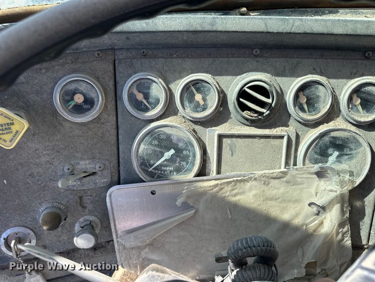 image for item OE9183 1989 Ford L900 dump truck