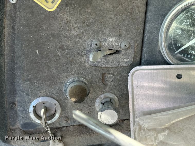 image for item OE9183 1989 Ford L900 dump truck