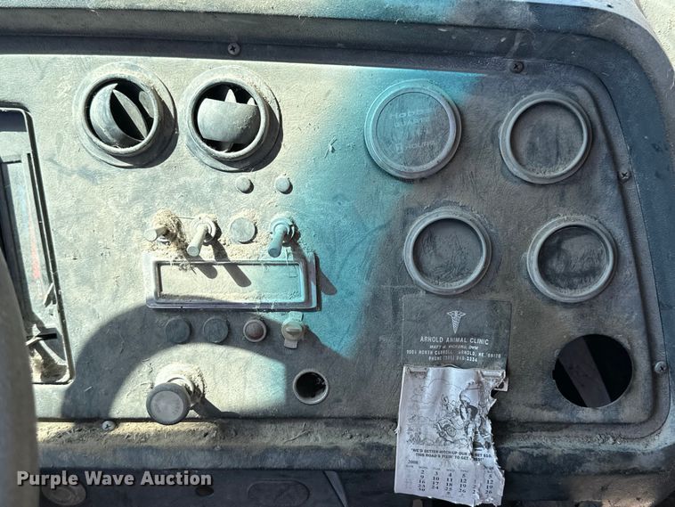 image for item OE9183 1989 Ford L900 dump truck