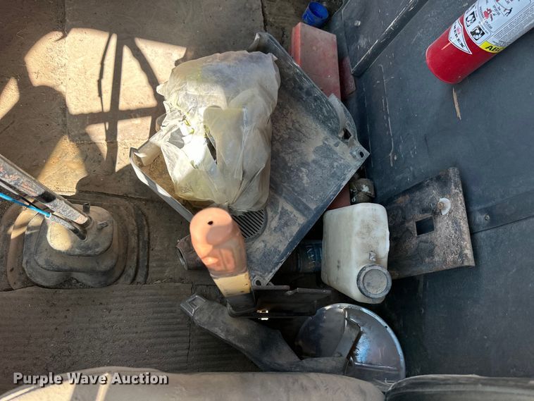 image for item OE9183 1989 Ford L900 dump truck