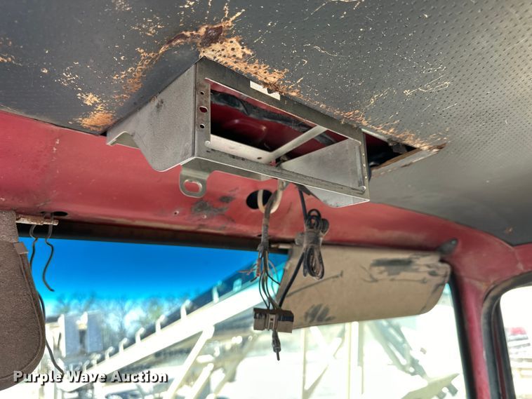 image for item OE9183 1989 Ford L900 dump truck