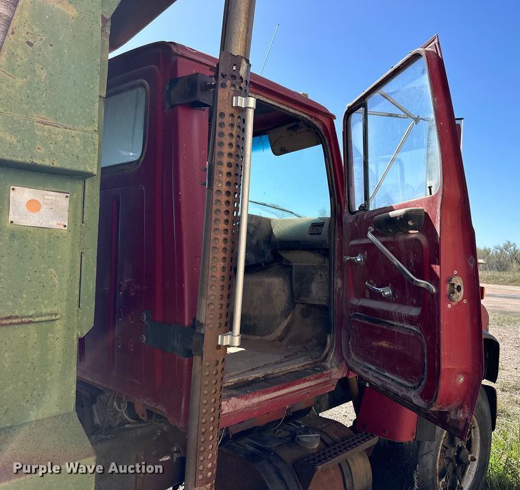 image for item OE9183 1989 Ford L900 dump truck