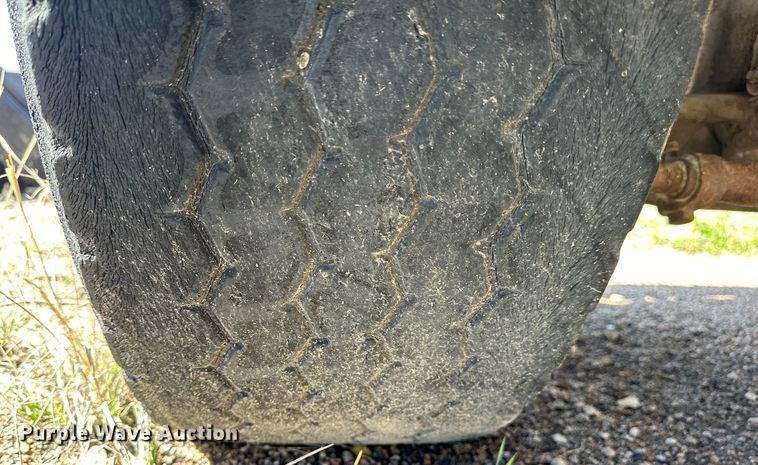 image for item OE9183 1989 Ford L900 dump truck