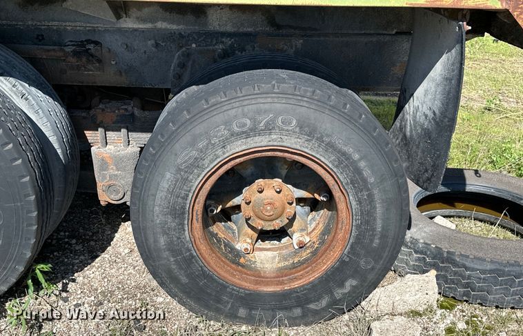 image for item OE9183 1989 Ford L900 dump truck