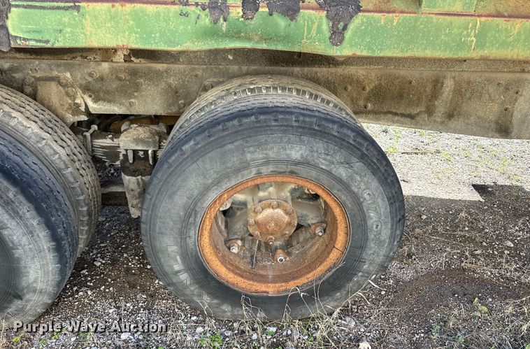 image for item OE9183 1989 Ford L900 dump truck