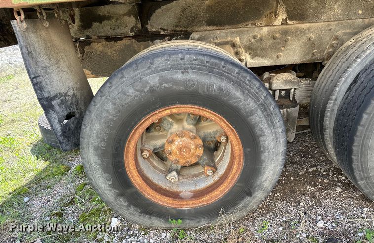 image for item OE9183 1989 Ford L900 dump truck