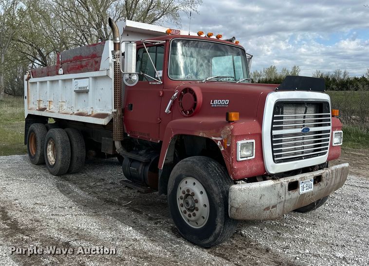 image for item OE9198 1991 Ford L8000 dump truck