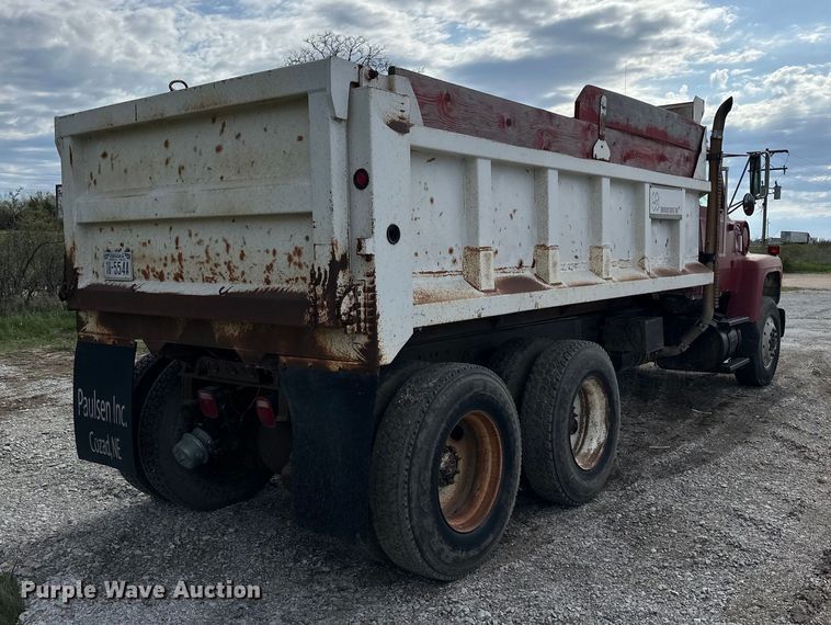 image for item OE9198 1991 Ford L8000 dump truck
