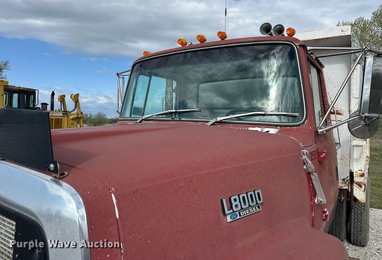 image for item OE9198 1991 Ford L8000 dump truck