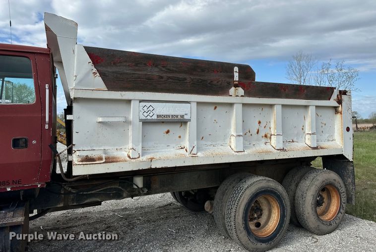 image for item OE9198 1991 Ford L8000 dump truck