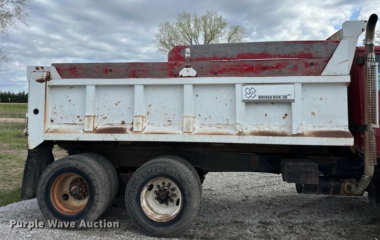 image for item OE9198 1991 Ford L8000 dump truck