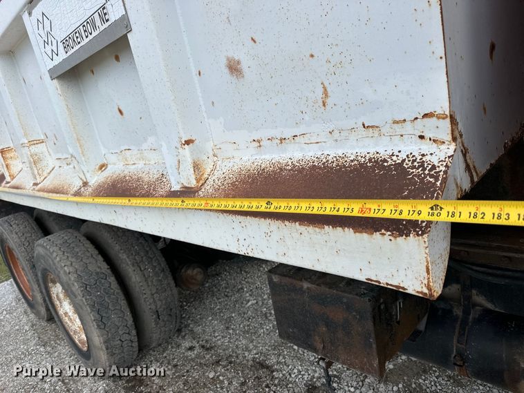 image for item OE9198 1991 Ford L8000 dump truck