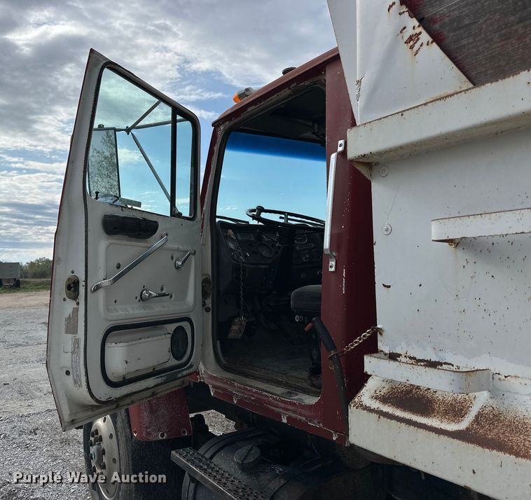 image for item OE9198 1991 Ford L8000 dump truck