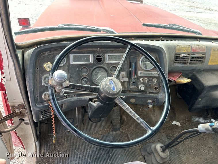 image for item OE9198 1991 Ford L8000 dump truck