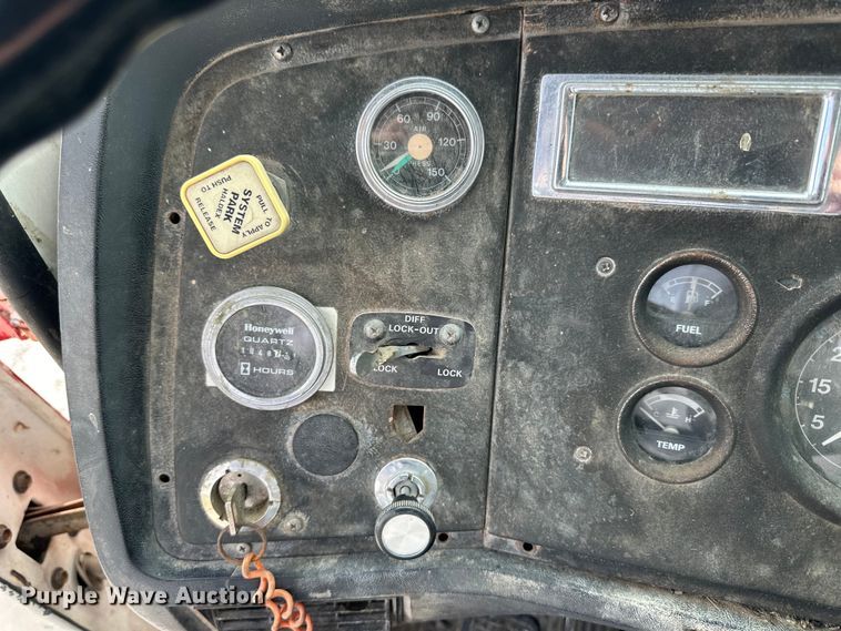 image for item OE9198 1991 Ford L8000 dump truck