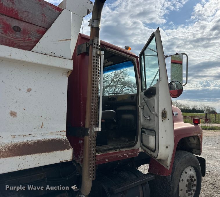 image for item OE9198 1991 Ford L8000 dump truck