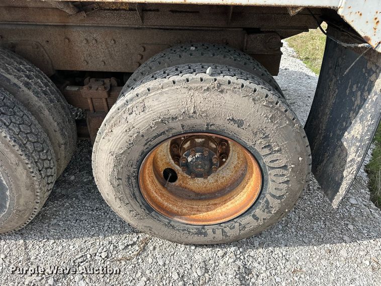 image for item OE9198 1991 Ford L8000 dump truck