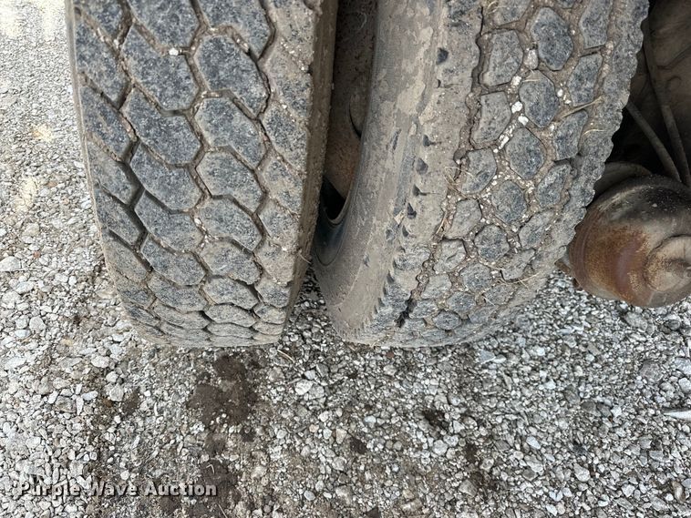 image for item OE9198 1991 Ford L8000 dump truck