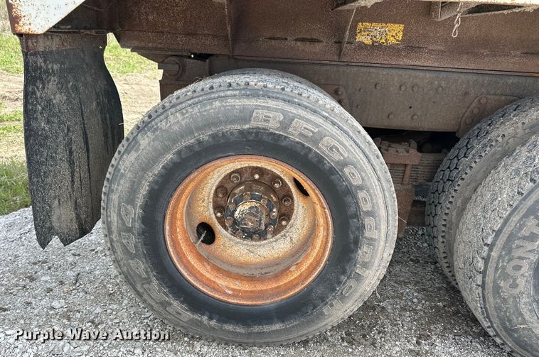 image for item OE9198 1991 Ford L8000 dump truck