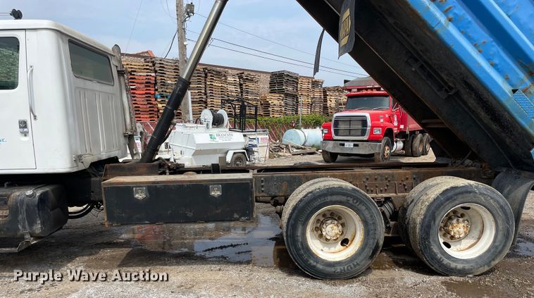 image for item OG9949 2001 International  2554 dump truck