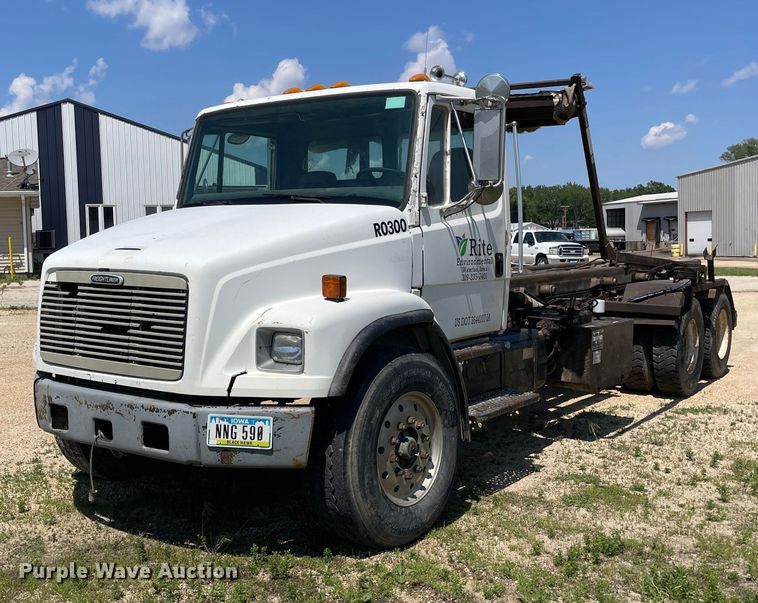 image for item OG9979 2000 Freightliner  FL80 roll-off container truck