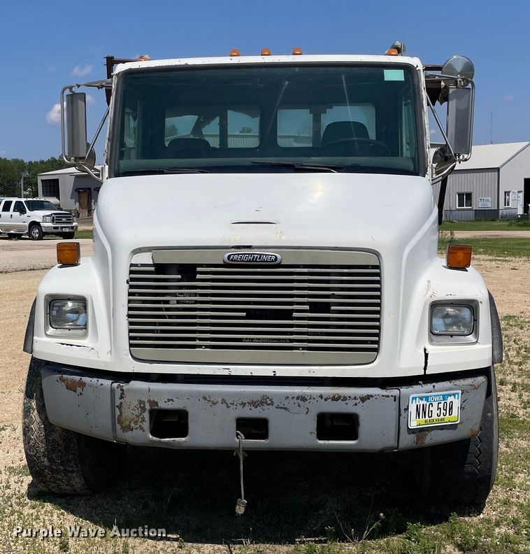 image for item OG9979 2000 Freightliner  FL80 roll-off container truck