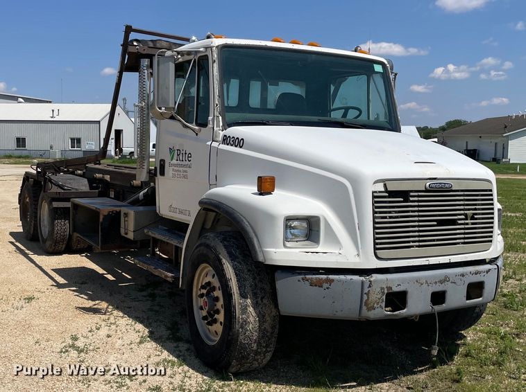 image for item OG9979 2000 Freightliner  FL80 roll-off container truck