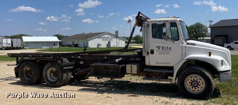 image for item OG9979 2000 Freightliner  FL80 roll-off container truck