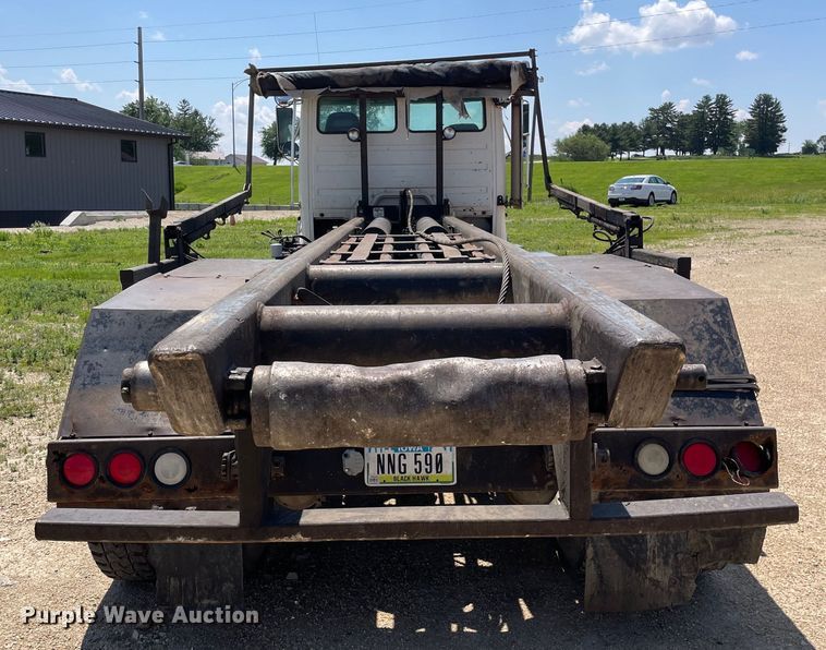 image for item OG9979 2000 Freightliner  FL80 roll-off container truck