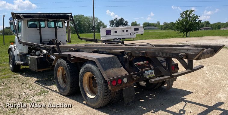 image for item OG9979 2000 Freightliner  FL80 roll-off container truck