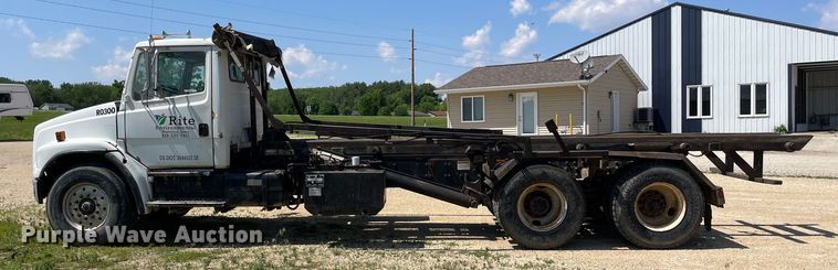 image for item OG9979 2000 Freightliner  FL80 roll-off container truck