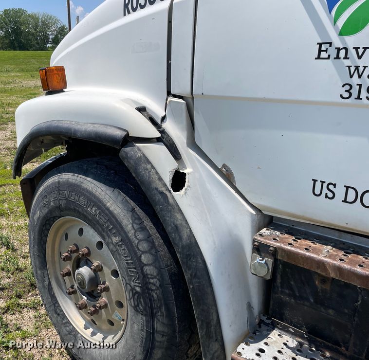 image for item OG9979 2000 Freightliner  FL80 roll-off container truck