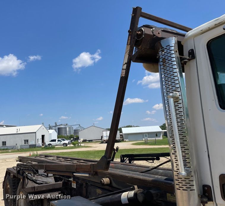 image for item OG9979 2000 Freightliner  FL80 roll-off container truck