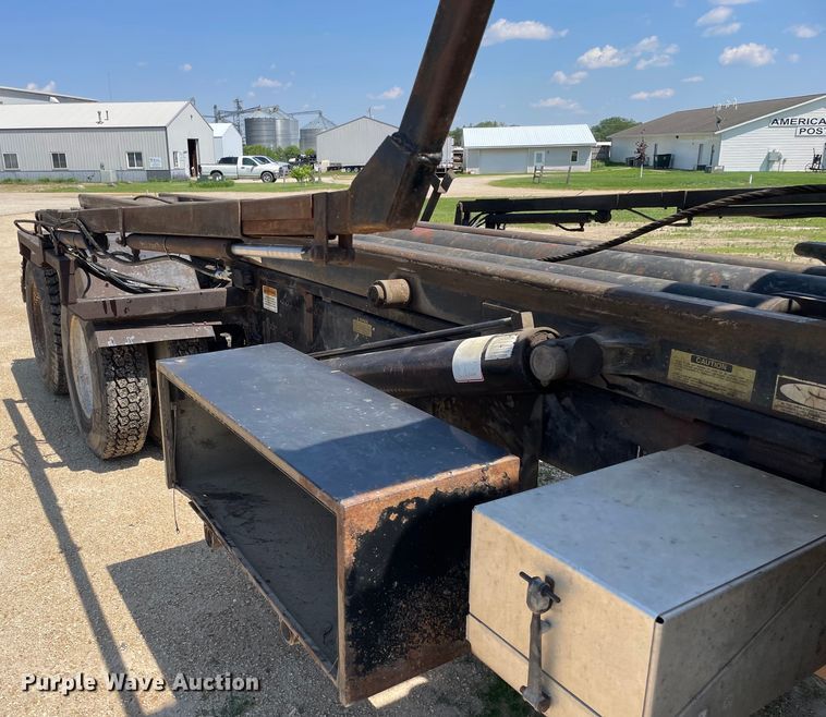 image for item OG9979 2000 Freightliner  FL80 roll-off container truck