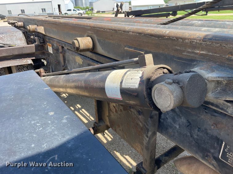 image for item OG9979 2000 Freightliner  FL80 roll-off container truck