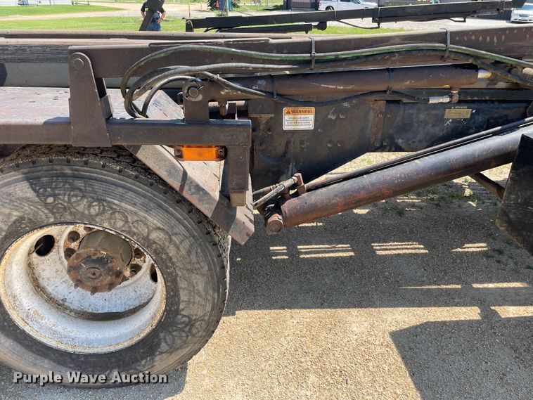 image for item OG9979 2000 Freightliner  FL80 roll-off container truck