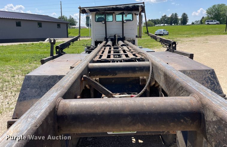 image for item OG9979 2000 Freightliner  FL80 roll-off container truck