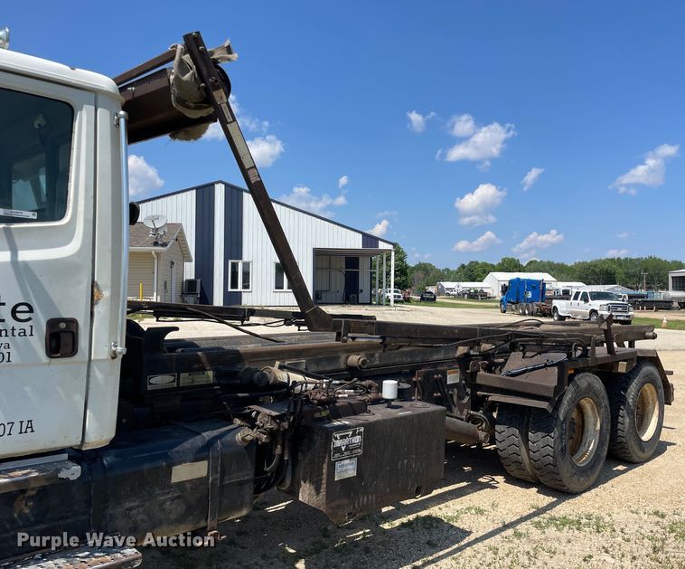 image for item OG9979 2000 Freightliner  FL80 roll-off container truck