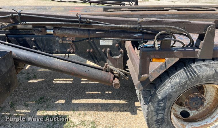 image for item OG9979 2000 Freightliner  FL80 roll-off container truck