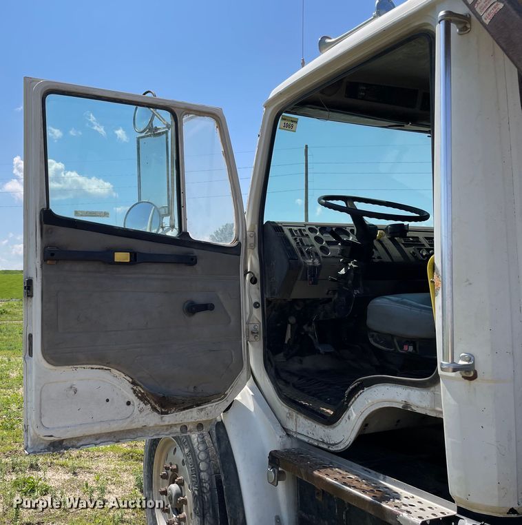 image for item OG9979 2000 Freightliner  FL80 roll-off container truck