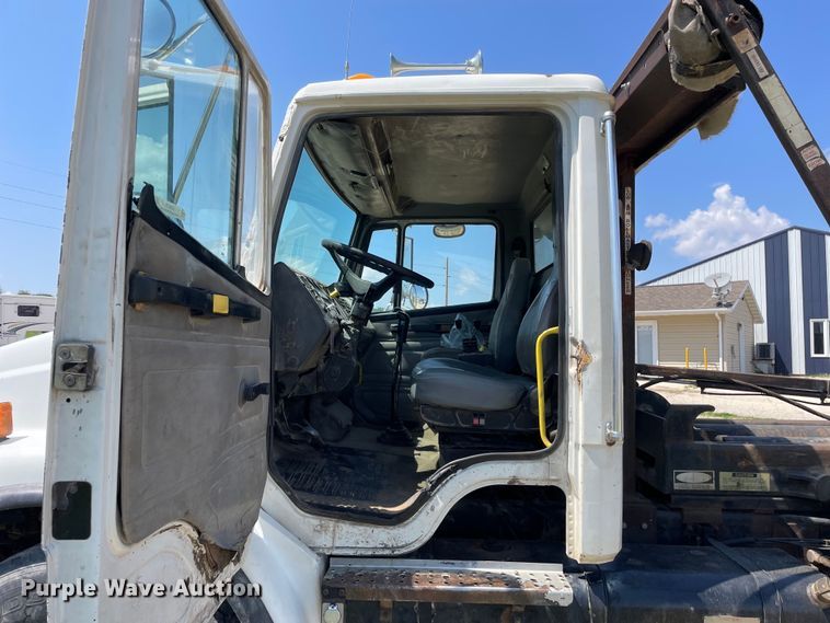 image for item OG9979 2000 Freightliner  FL80 roll-off container truck