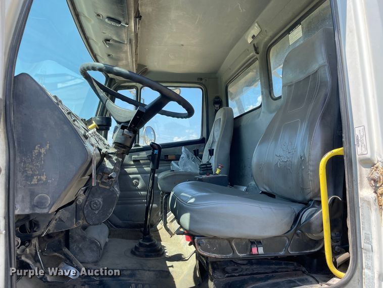 image for item OG9979 2000 Freightliner  FL80 roll-off container truck