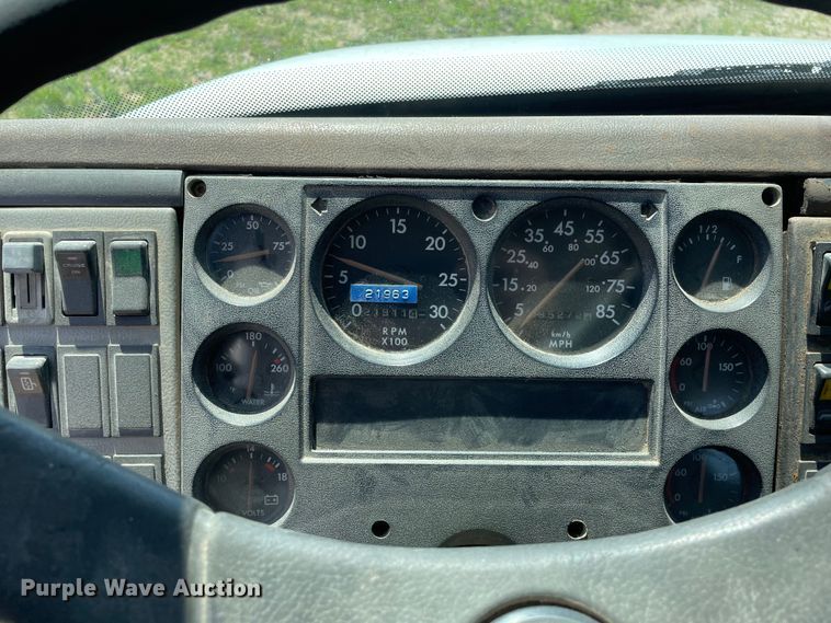 image for item OG9979 2000 Freightliner  FL80 roll-off container truck