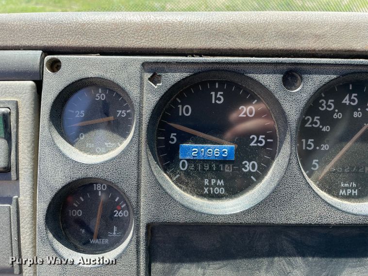 image for item OG9979 2000 Freightliner  FL80 roll-off container truck