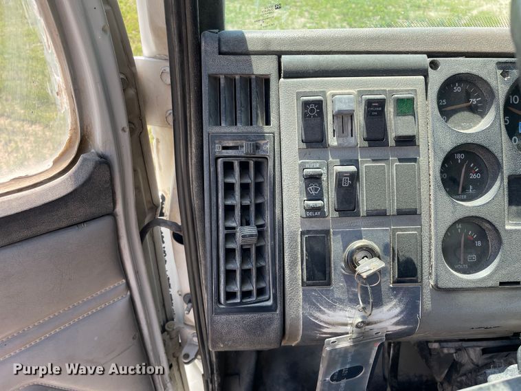 image for item OG9979 2000 Freightliner  FL80 roll-off container truck