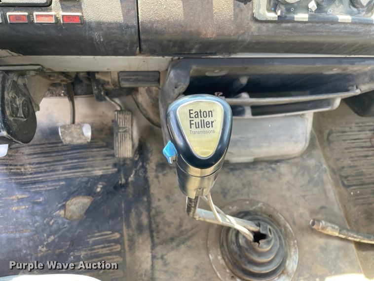 image for item OG9979 2000 Freightliner  FL80 roll-off container truck