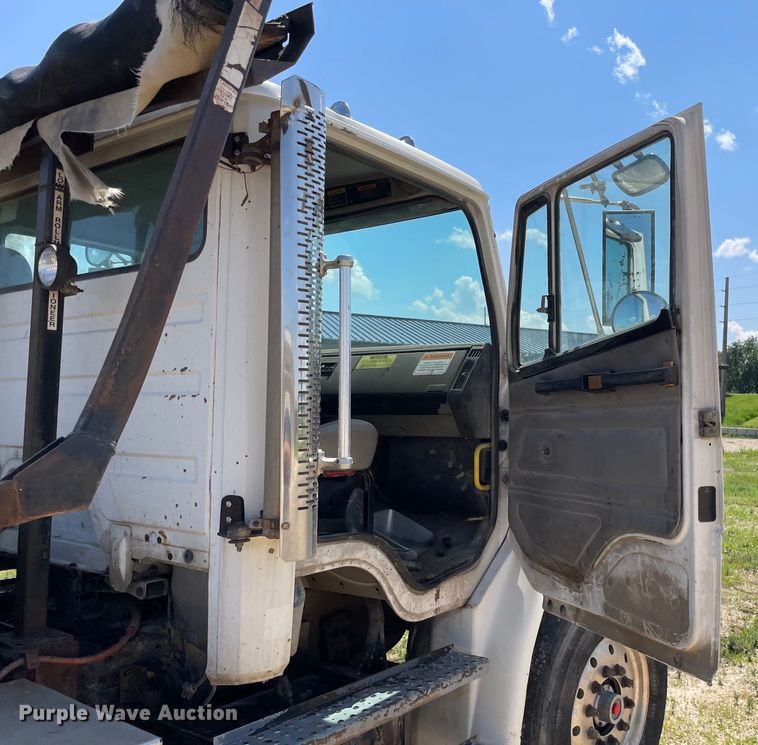 image for item OG9979 2000 Freightliner  FL80 roll-off container truck