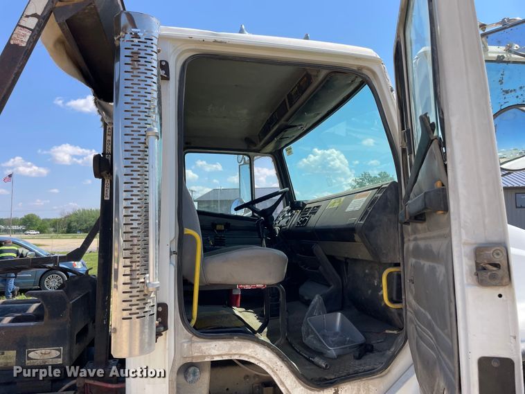 image for item OG9979 2000 Freightliner  FL80 roll-off container truck