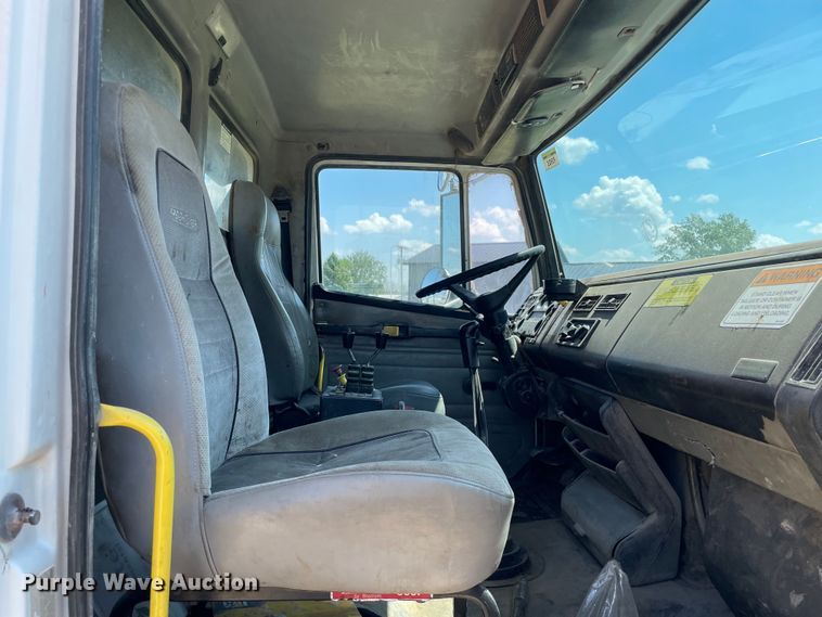 image for item OG9979 2000 Freightliner  FL80 roll-off container truck